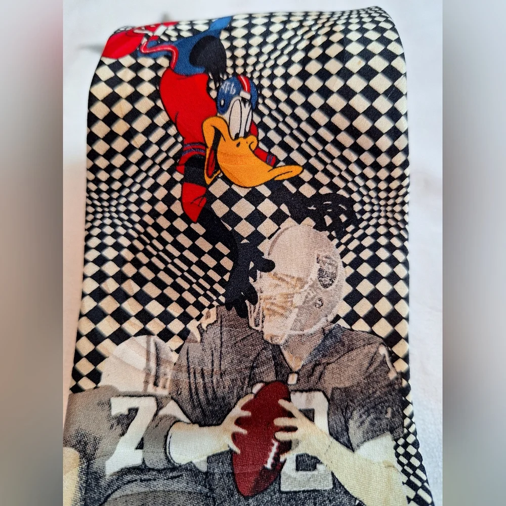 1994 Vintage Football Toons Looney Tunes Daffy Duck & Taz Illusion 100% Silk Tie